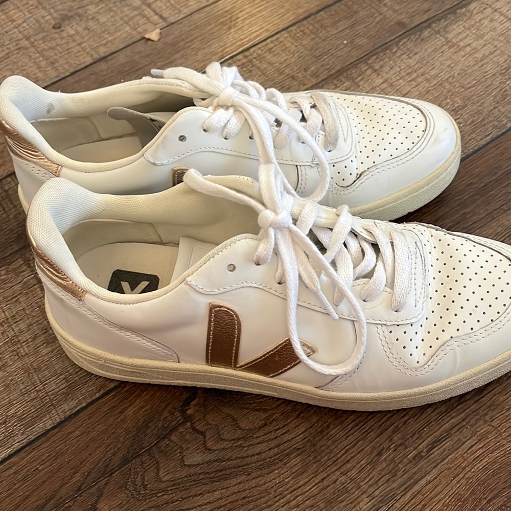 Veja V-10, gold and white